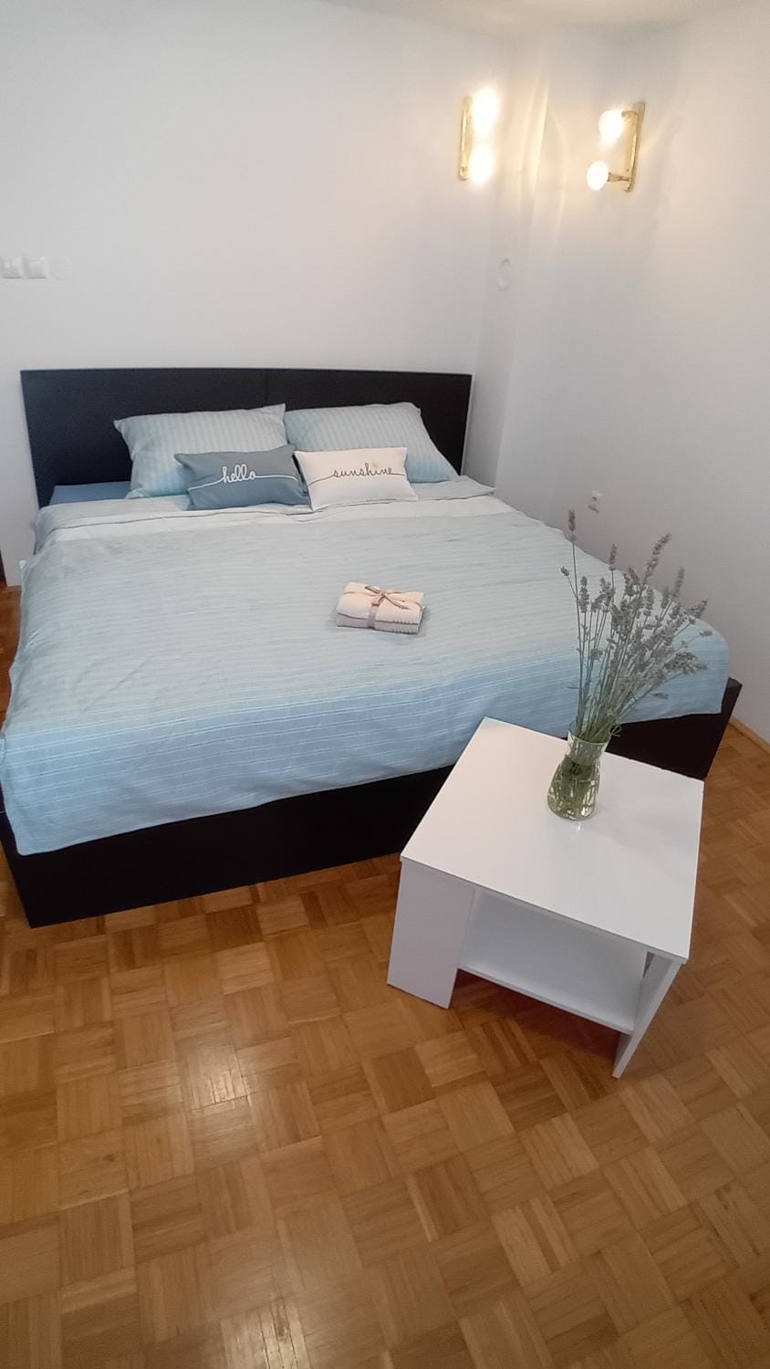 Bed, Photo of the whole room, Bedroom, towels