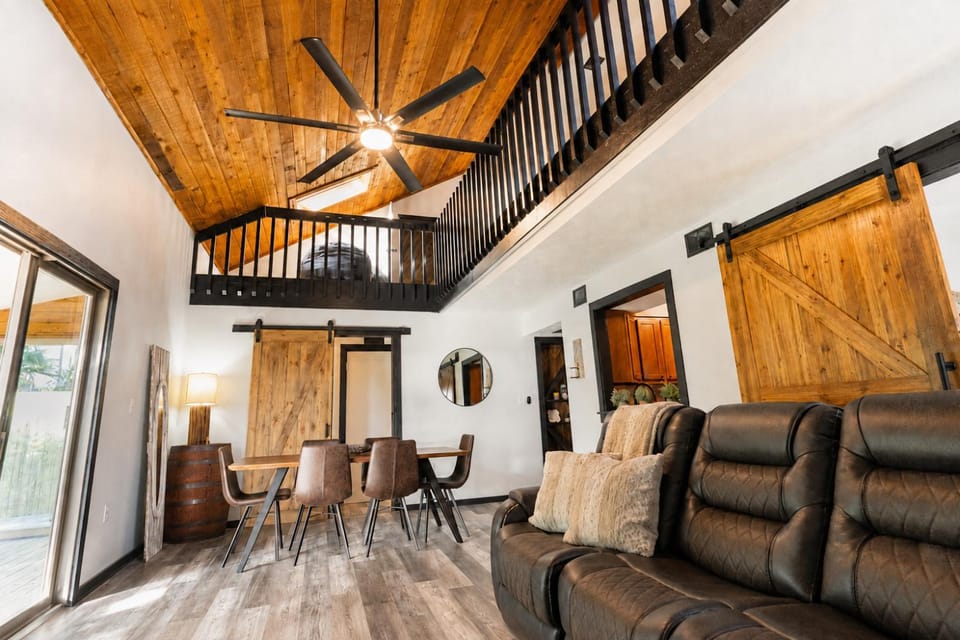 Living room, Photo of the whole room, Seating area, Dining area
