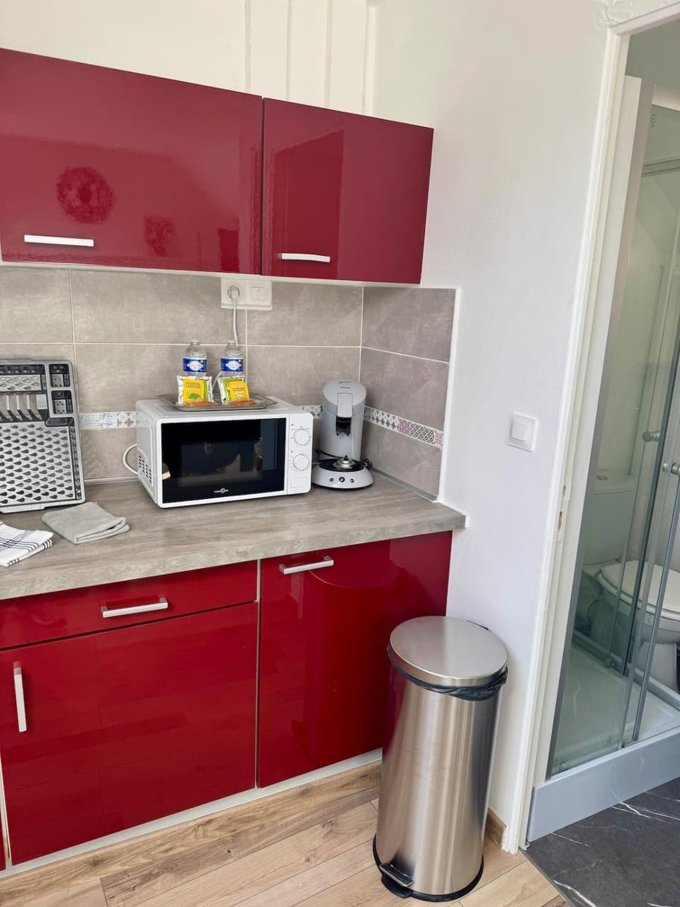 Coffee/tea facilities, Kitchen or kitchenette, stove