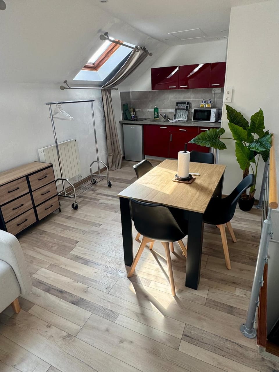 Kitchen or kitchenette, Dining area