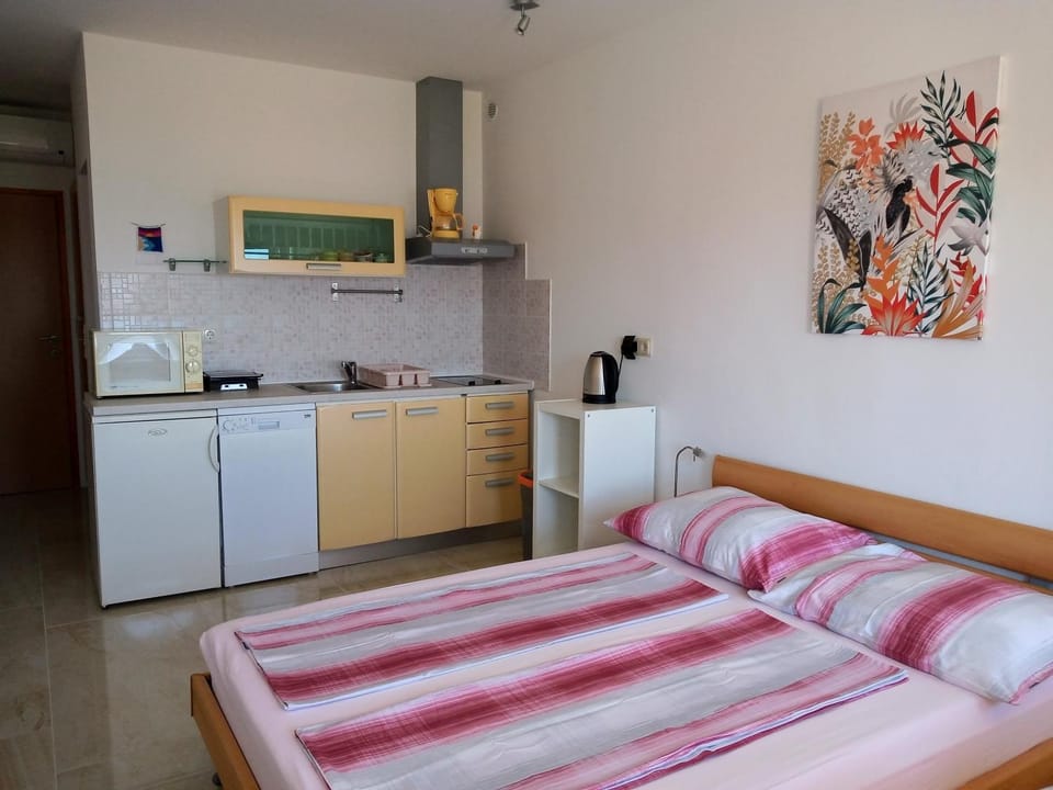 Bed, Kitchen or kitchenette, Photo of the whole room, Bedroom