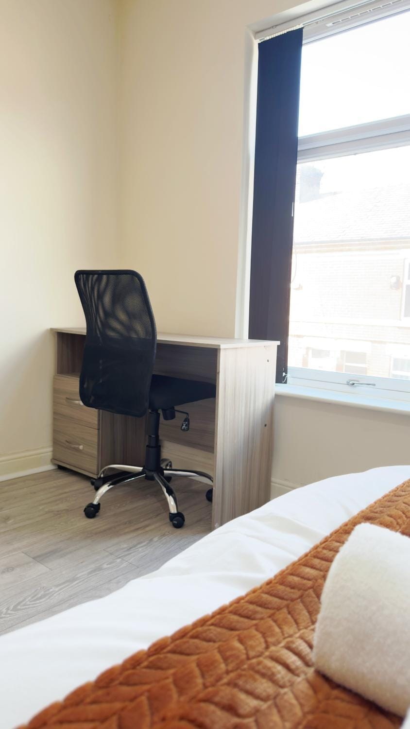 Stylish 3 Bedroom House 60 - Free Parking House in Salford