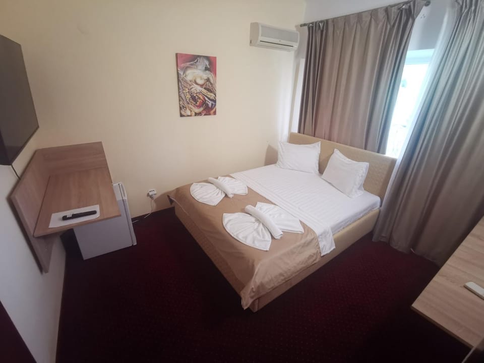 Bed, TV and multimedia, Photo of the whole room, Bedroom, air conditioner
