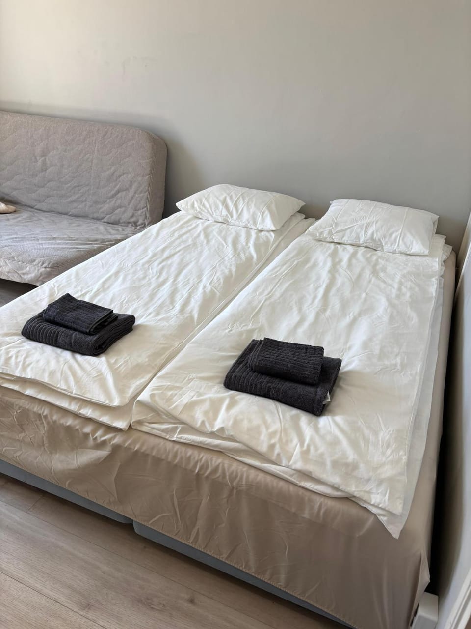 Bed, Photo of the whole room, Decorative detail, Decorative detail, Bedroom, towels