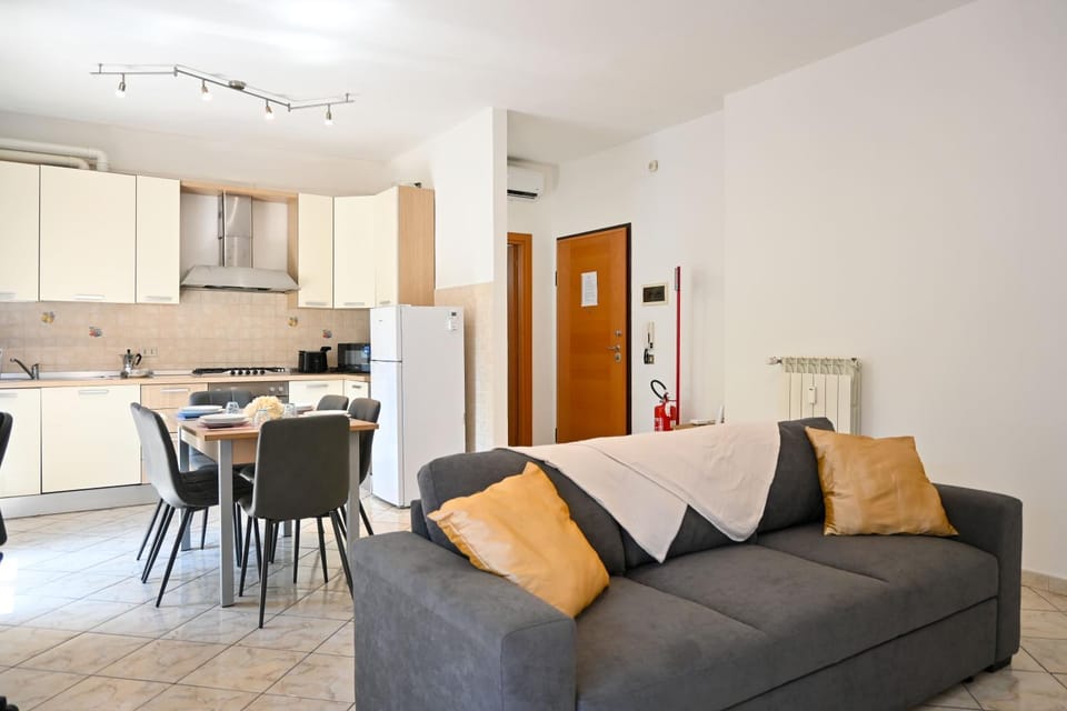 Kitchen or kitchenette, Living room, Seating area, Dining area, oven, stove