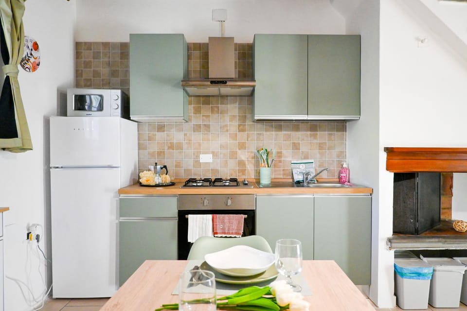 Coffee/tea facilities, Kitchen or kitchenette, oven, stove