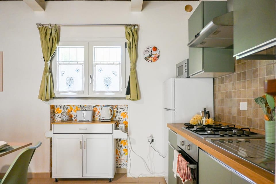 Kitchen or kitchenette, Dining area, oven, stove