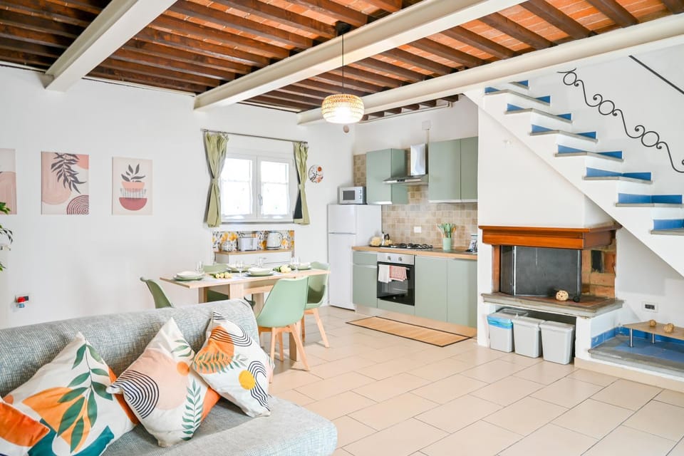 TV and multimedia, Kitchen or kitchenette, Living room, Seating area, Dining area, oven, stove