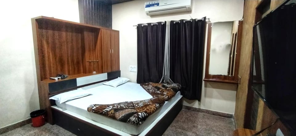 Bed, Photo of the whole room, Bedroom, wardrobe, air conditioner
