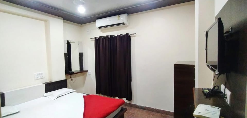 Bed, TV and multimedia, Photo of the whole room, Bedroom, towels, air conditioner