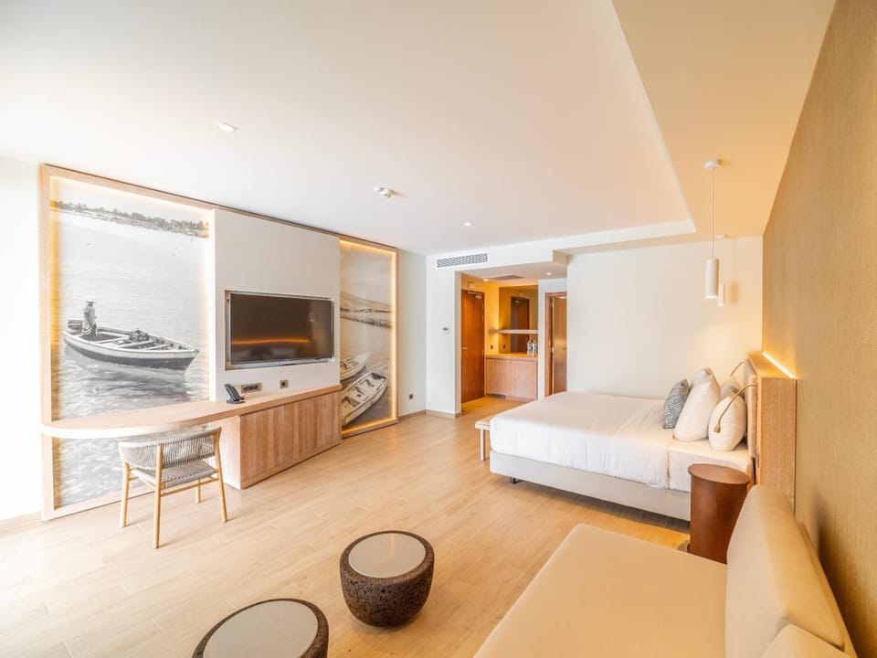 Bed, TV and multimedia, Living room, Seating area