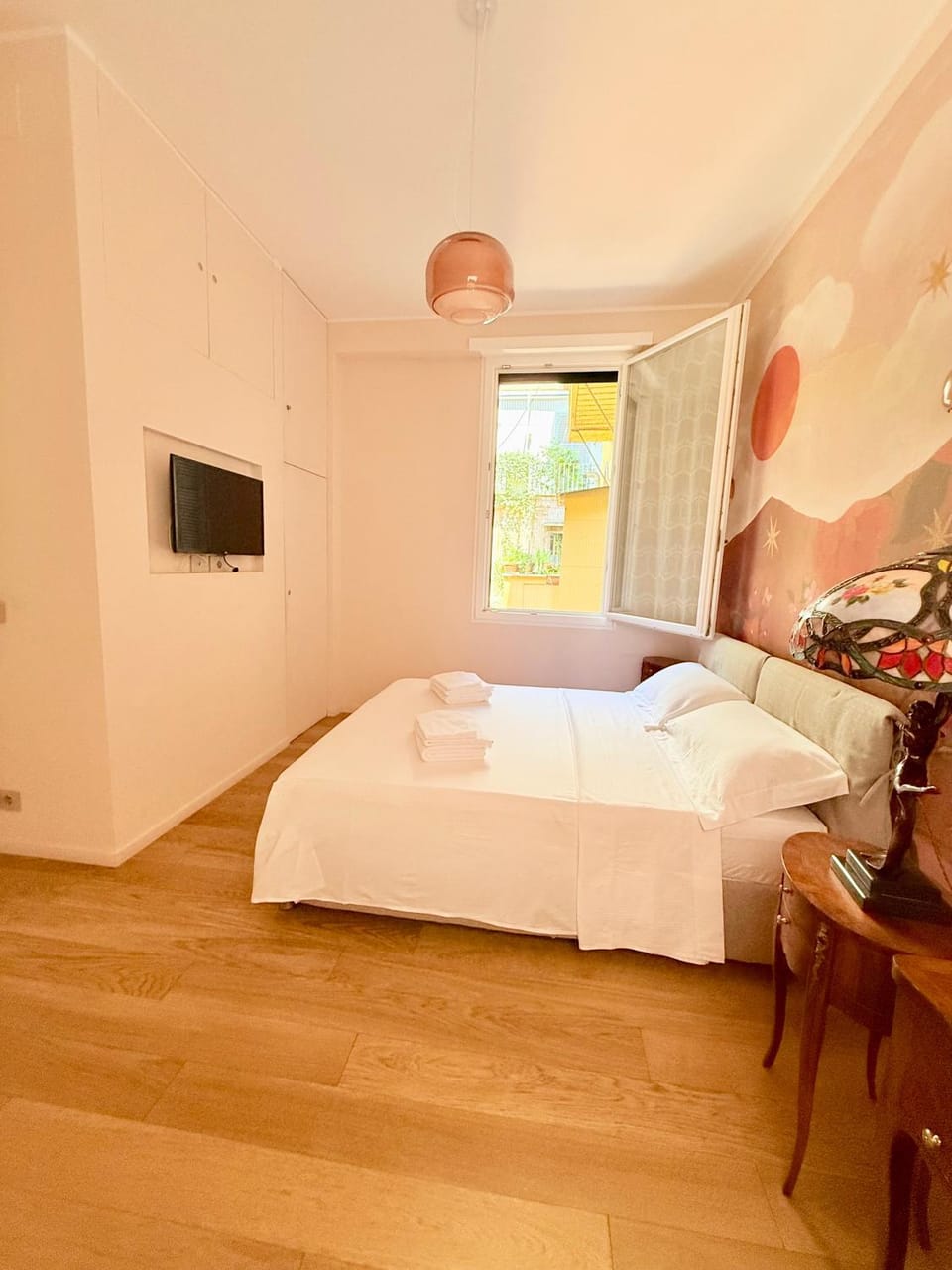 Bed, TV and multimedia, Photo of the whole room, Bedroom, towels