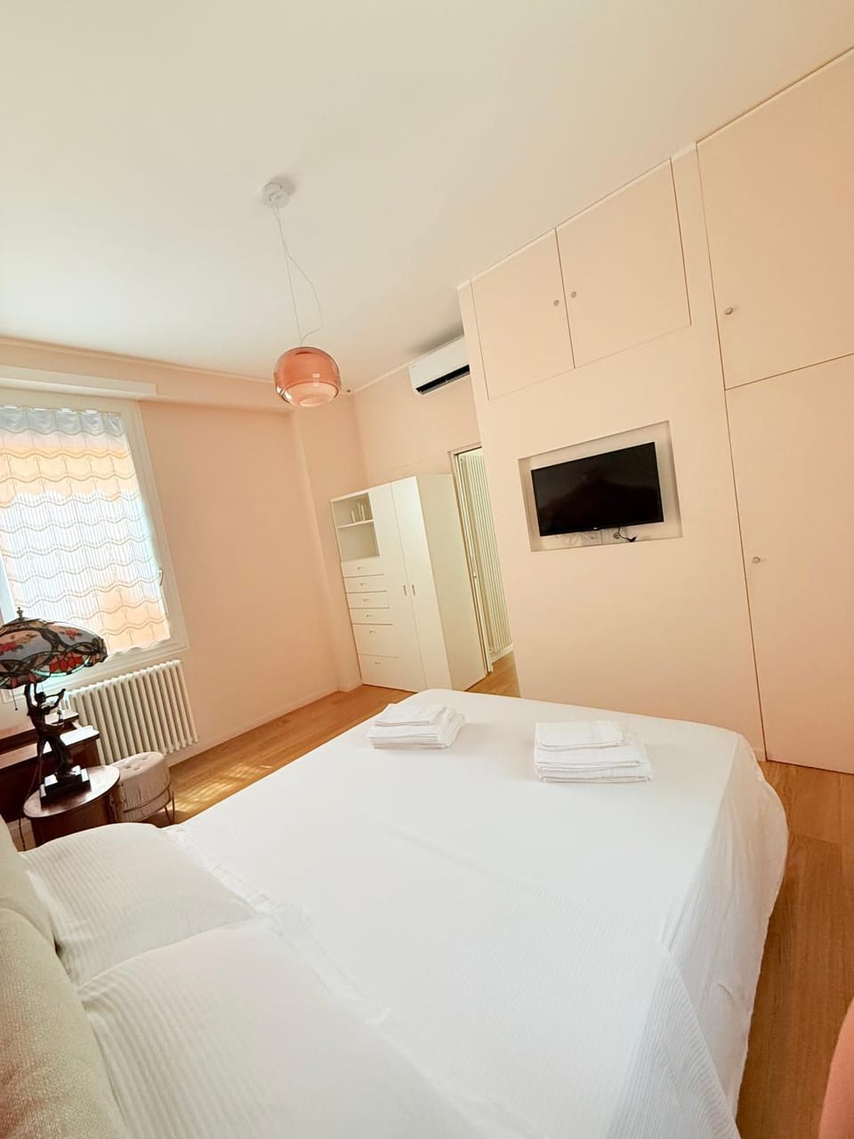 Bed, TV and multimedia, Bedroom, wardrobe, air conditioner
