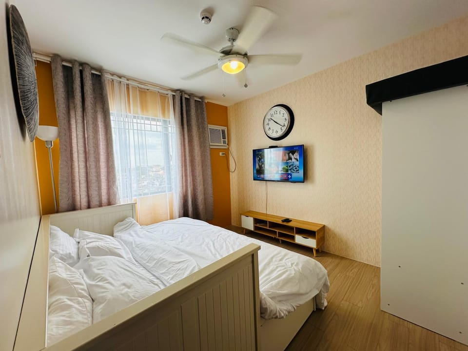 TV and multimedia, Photo of the whole room, Bedroom