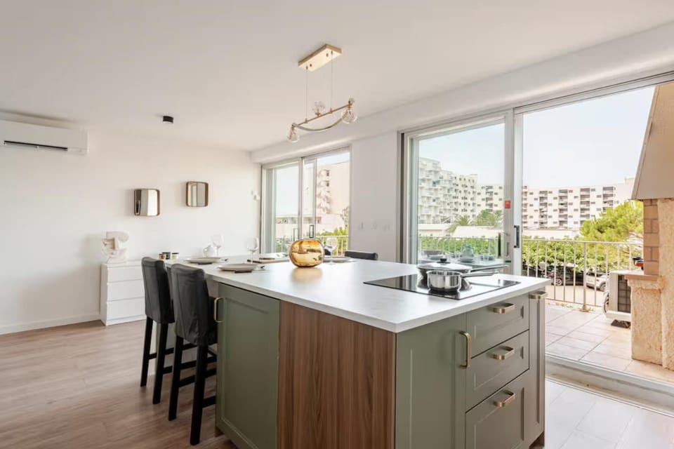Kitchen or kitchenette, Dining area, air conditioner