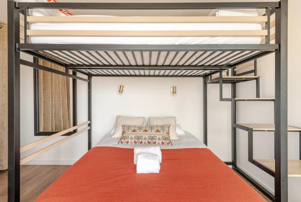 Bed, Photo of the whole room, Bedroom, bunk bed, towels