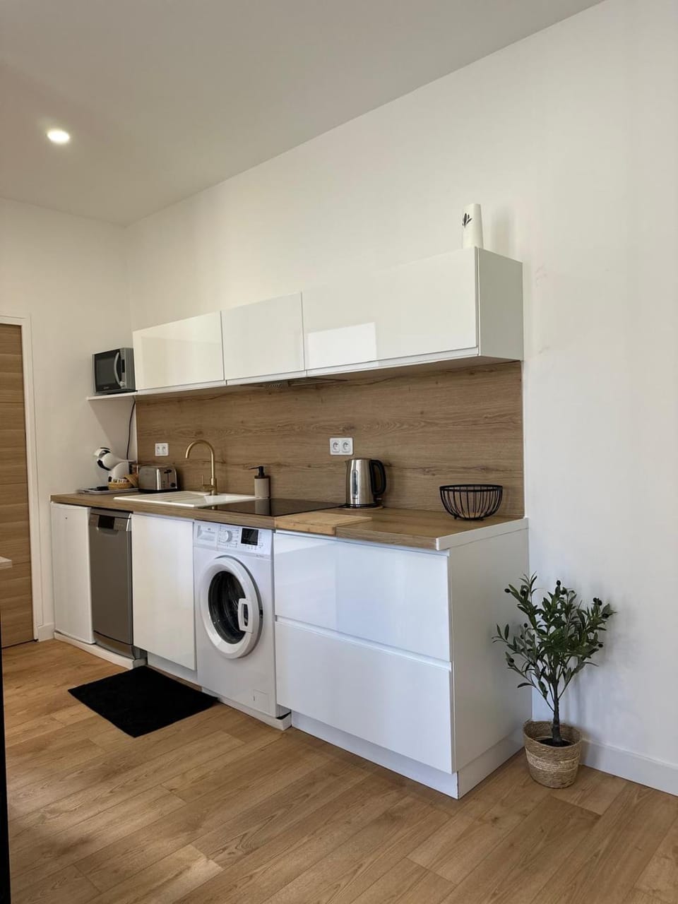 Coffee/tea facilities, Kitchen or kitchenette, dishwasher, stove, toaster, washing machine