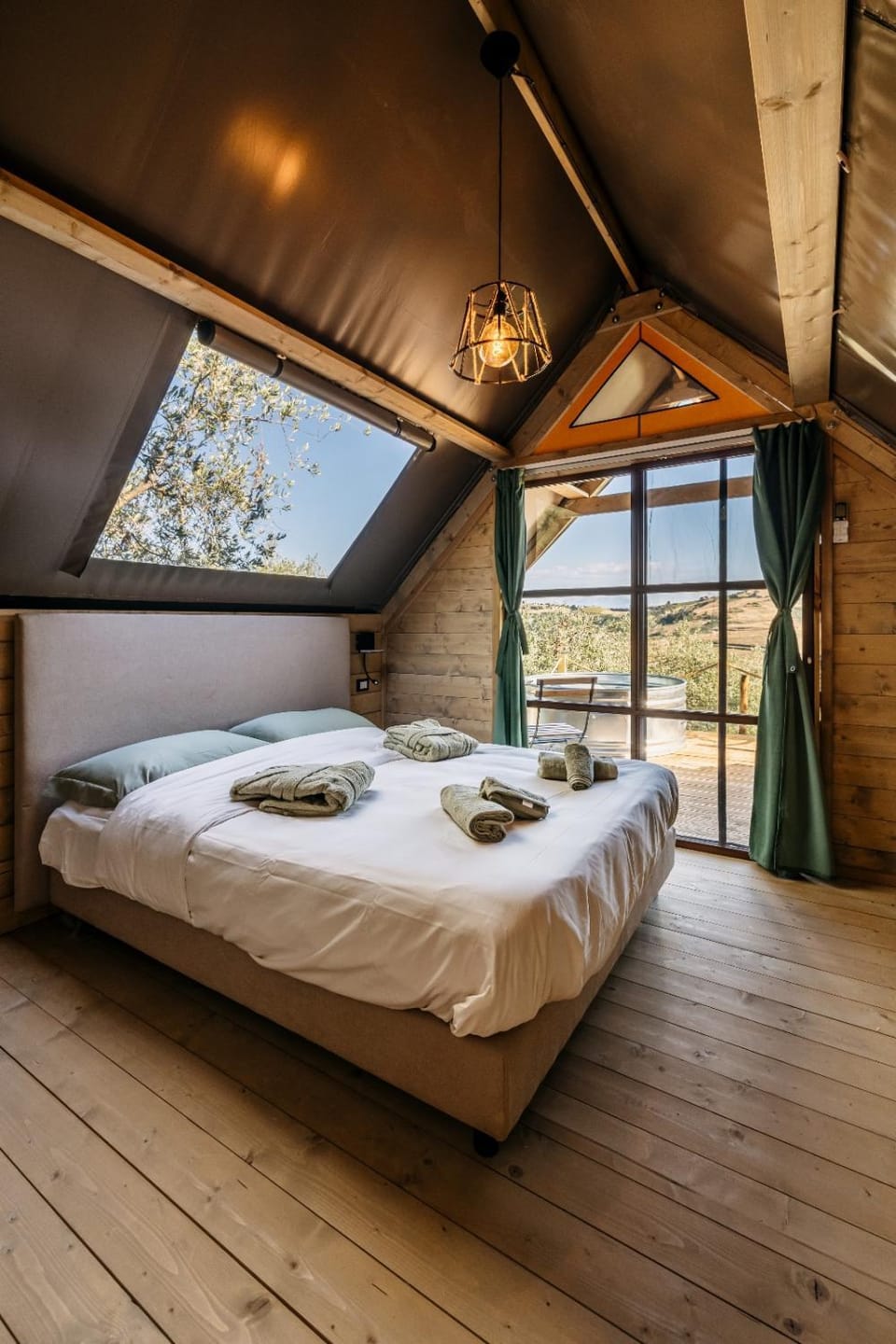 Bed, Photo of the whole room, Bedroom, towels