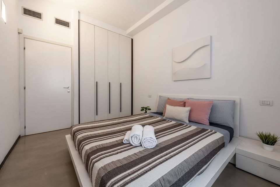 Bed, Other, Photo of the whole room, Bedroom, towels