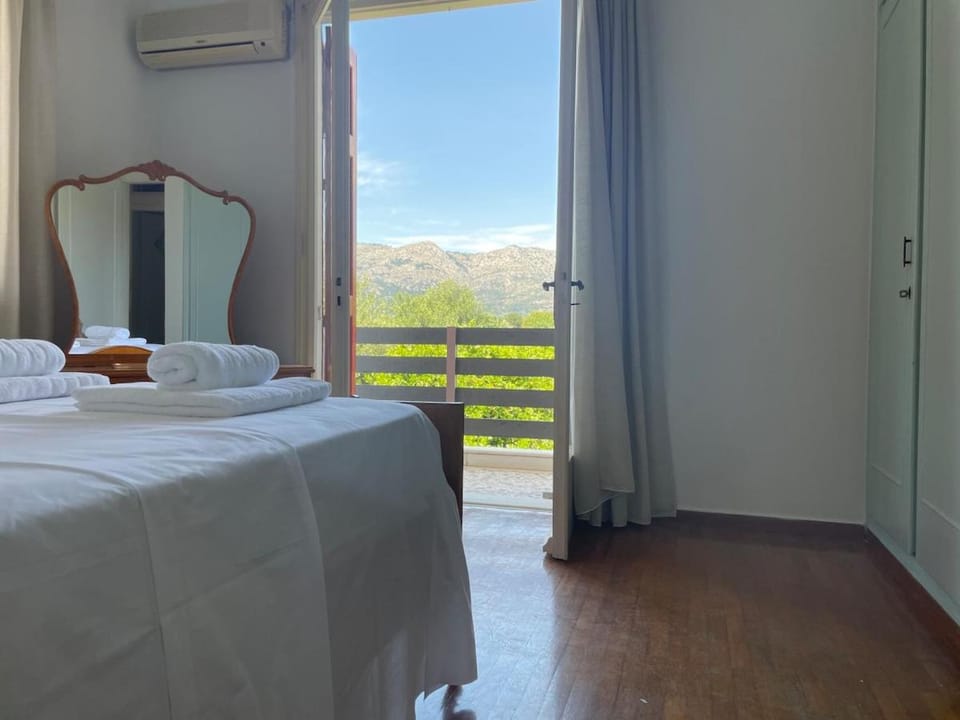 Kouneli's House with Garden Apartment in Decentralized Administration of the Aegean