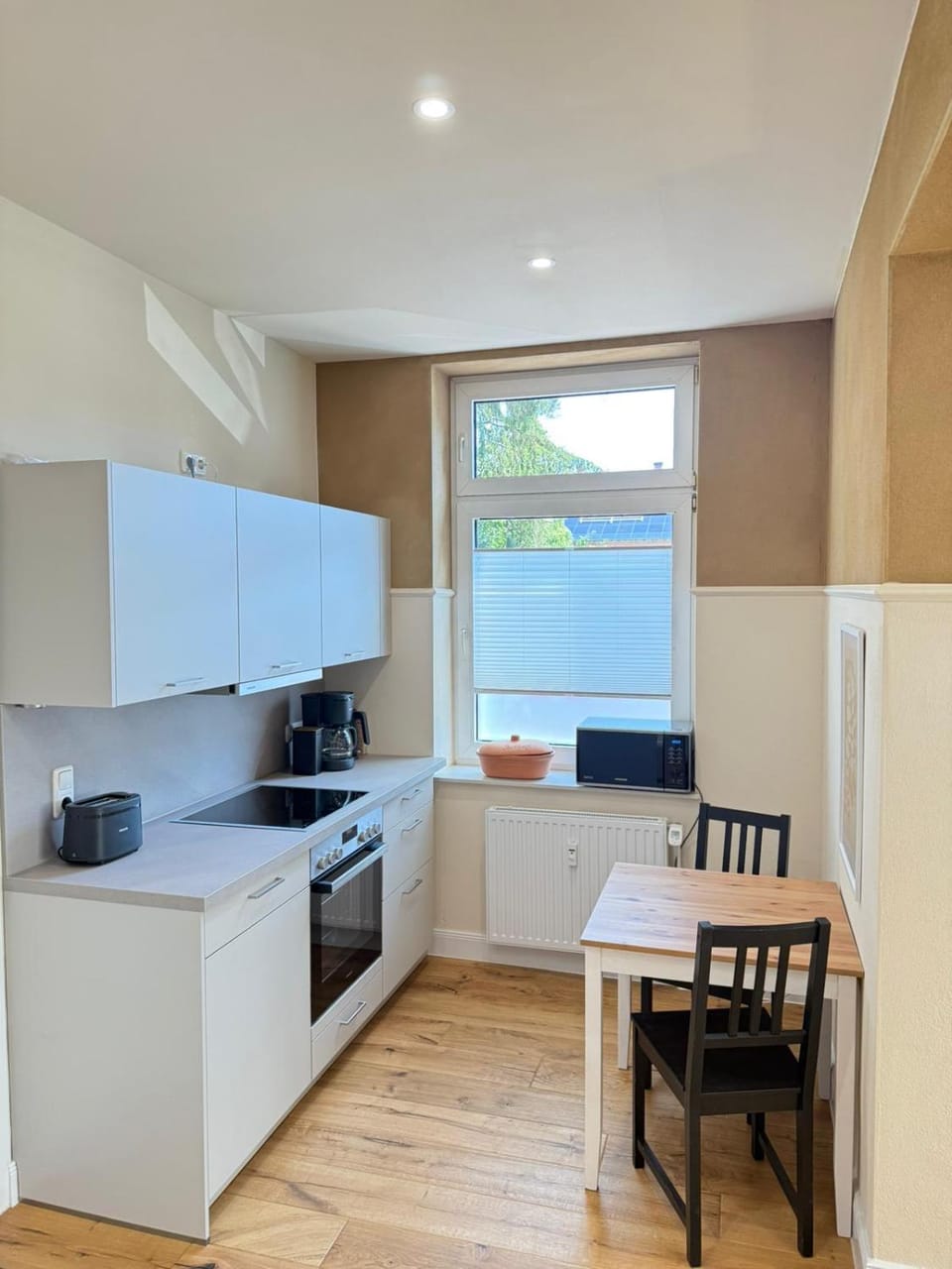 Kitchen or kitchenette, Seating area, Dining area