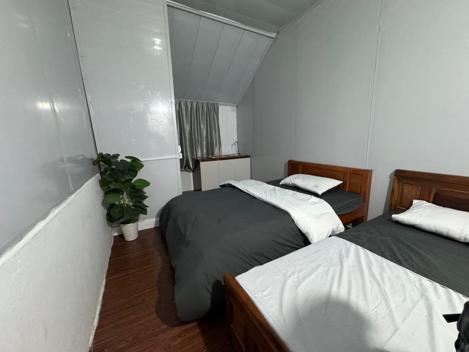Viet Stay Pho Chua Lang 3 - Campus View Home Apartment in Hanoi