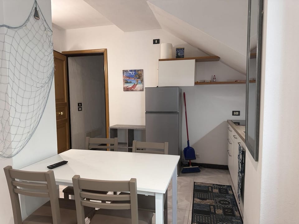 Kitchen or kitchenette, Seating area, Dining area