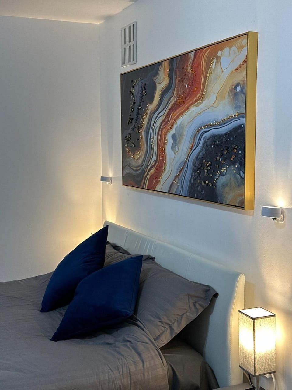 Watford Junction, King Size Bed Apartment in Watford