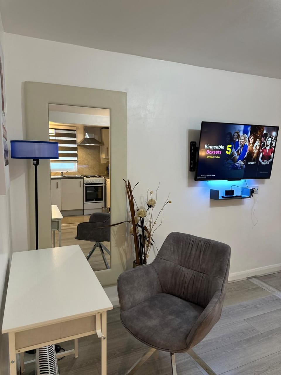 Watford Junction, King Size Bed Apartment in Watford