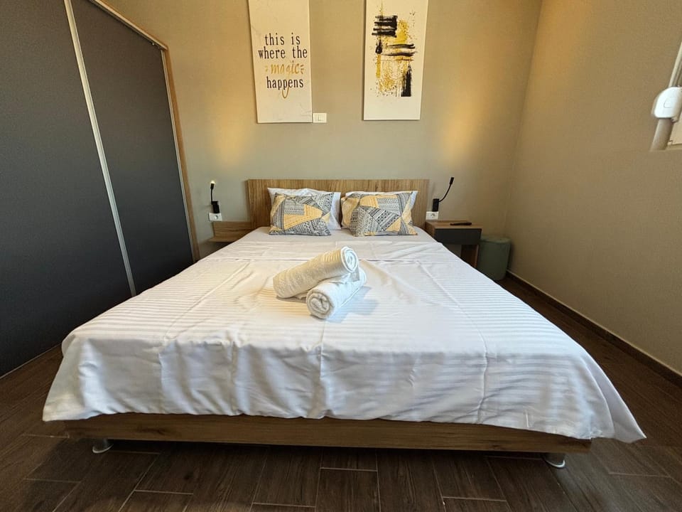 Bed, Photo of the whole room, Bedroom, towels