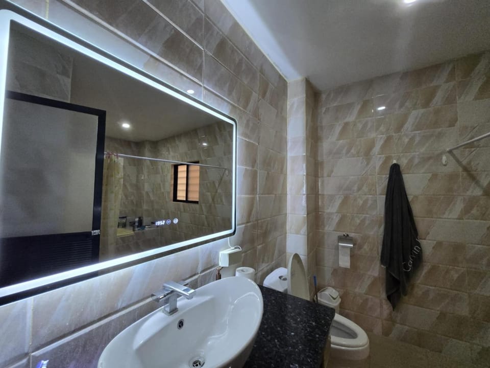 Shower, Toilet, Bathroom, Bath, towels