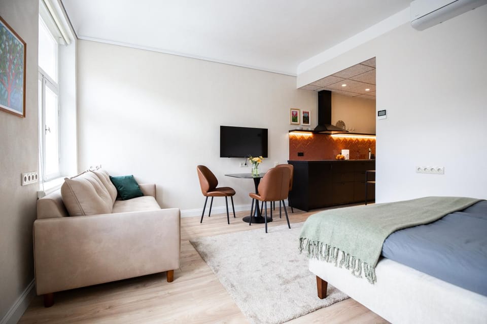 Communal lounge/ TV room, Bed, TV and multimedia, Kitchen or kitchenette, Living room, Photo of the whole room, Seating area, Dining area, Evening entertainment, Bedroom