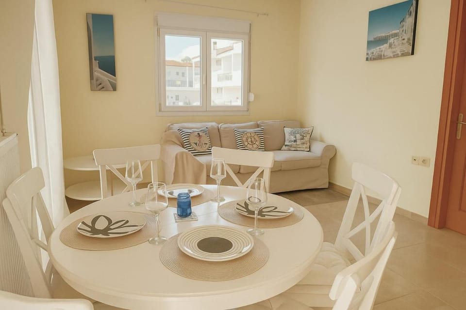 Bed, Living room, Seating area, Dining area