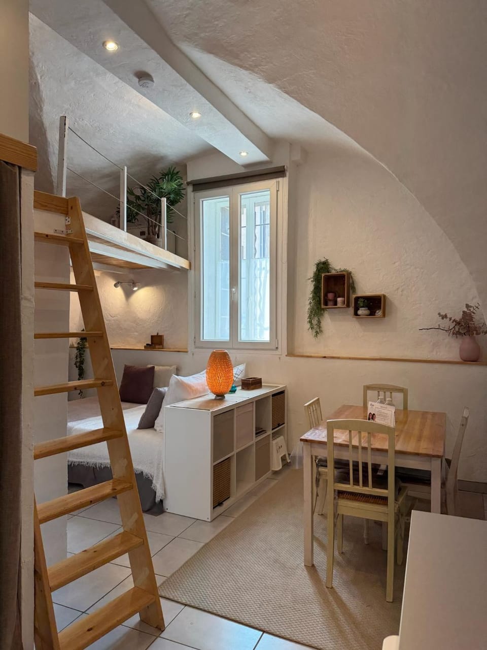 Bed, Living room, Photo of the whole room, Seating area, Dining area, internet