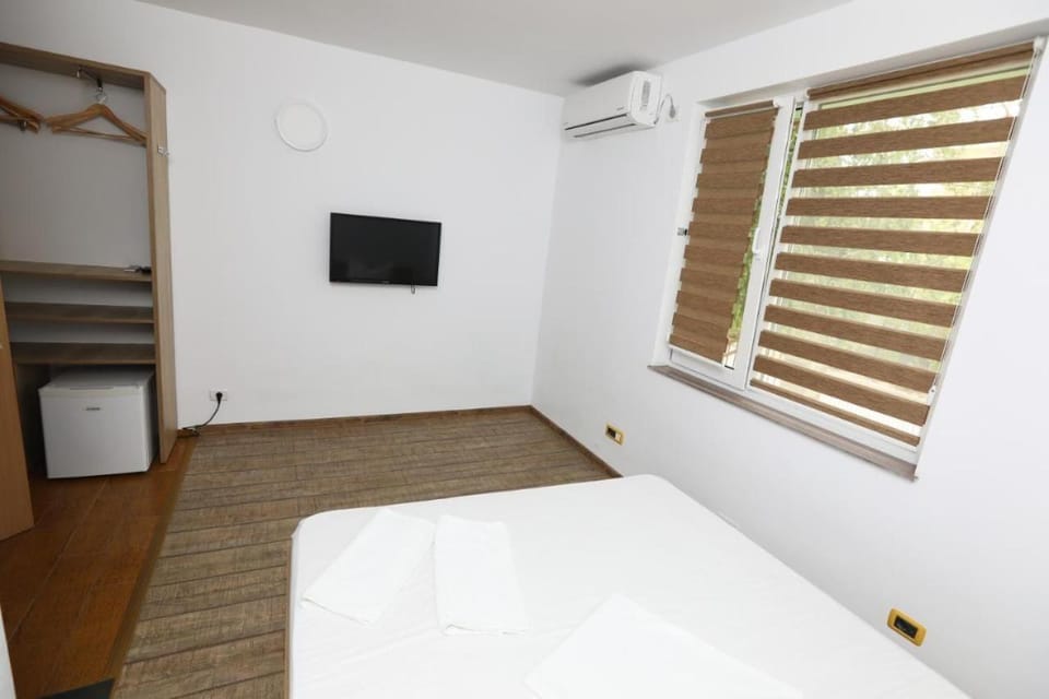 Bed, Photo of the whole room, air conditioner