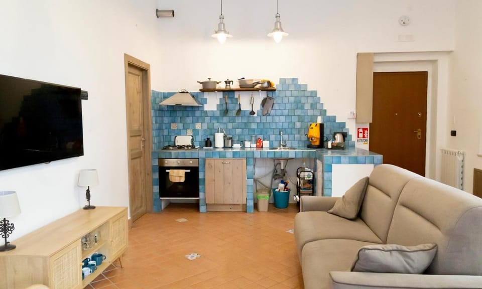 TV and multimedia, Kitchen or kitchenette, Living room, Seating area