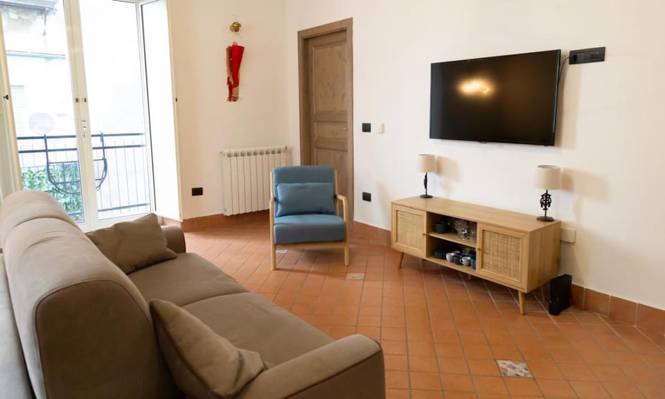 Communal lounge/ TV room, TV and multimedia, Living room, Decorative detail, Seating area