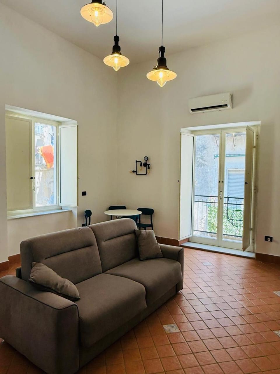 Living room, Decorative detail, Decorative detail, Seating area, Dining area, air conditioner