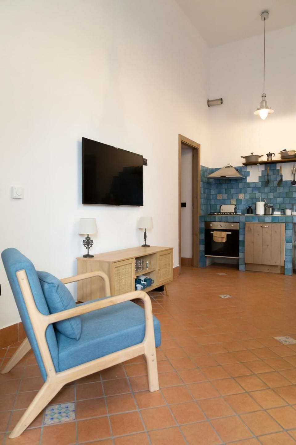 TV and multimedia, Kitchen or kitchenette, Living room, Seating area, Dining area