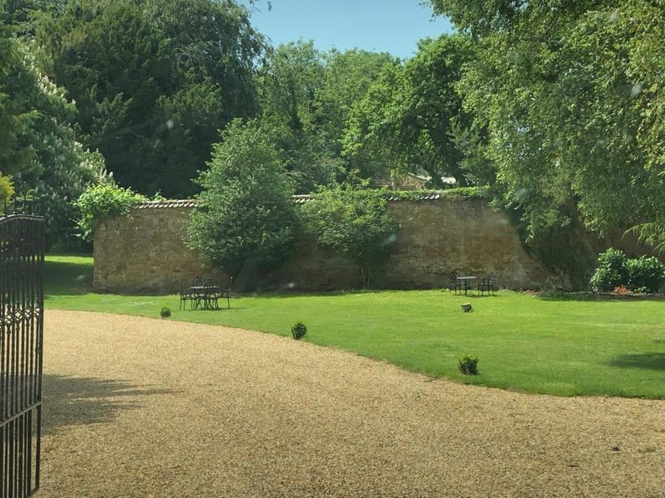 Belvoir Vale Cottage - Hall grounds House in England