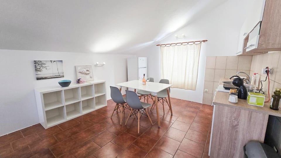 Coffee/tea facilities, Kitchen or kitchenette, Dining area, toaster