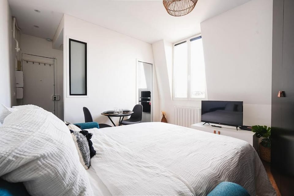 Bed, TV and multimedia, Living room