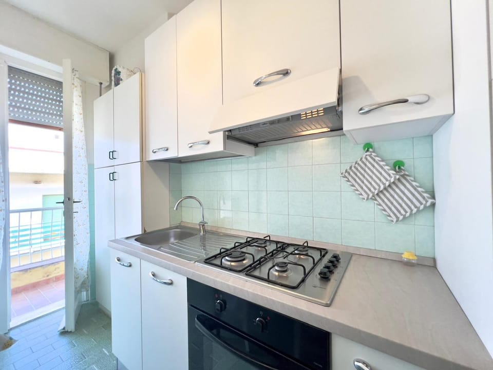 Kitchen or kitchenette, pet friendly, stove