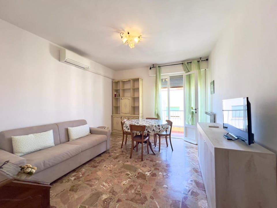 Communal lounge/ TV room, TV and multimedia, Living room, Seating area, Dining area, Evening entertainment