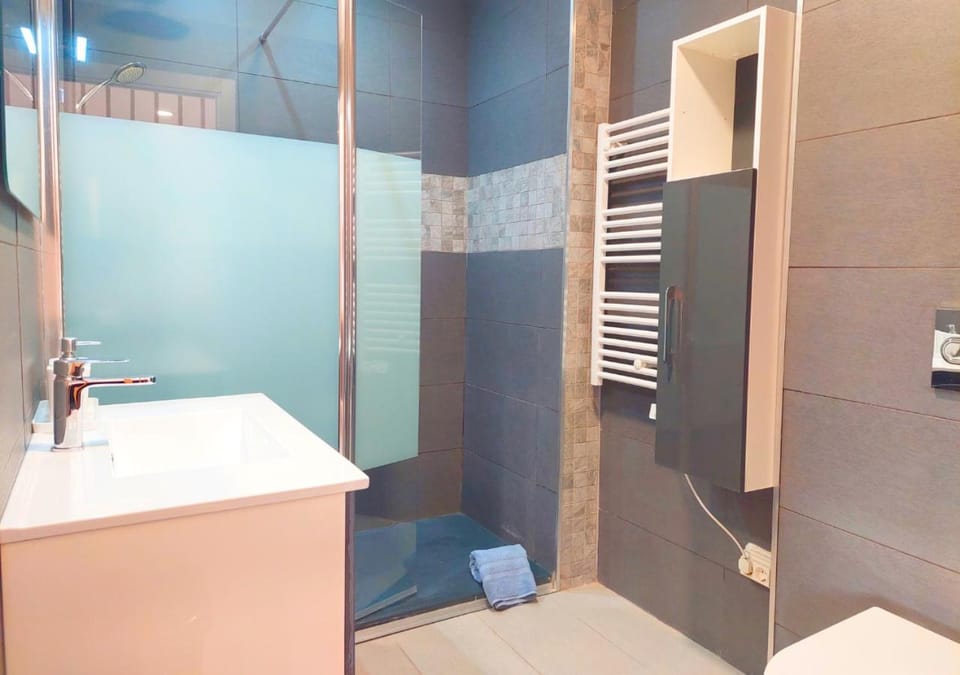 Shower, Bathroom, towels