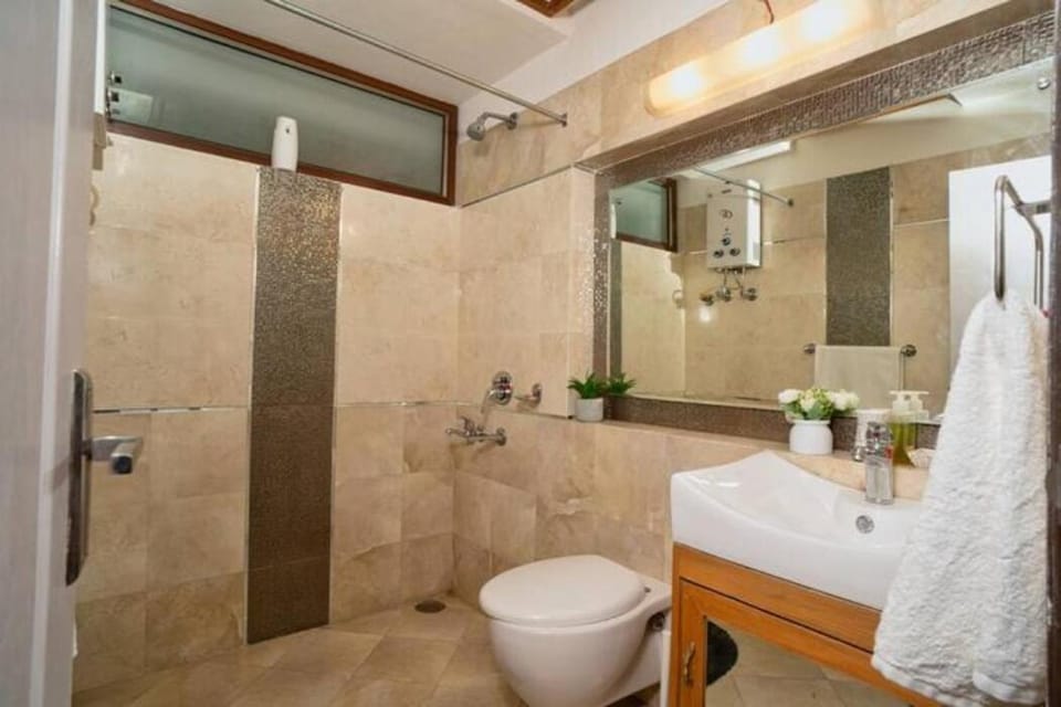 Lake View 2BHK close to Mall Road l Bay Breeze House in Uttarakhand