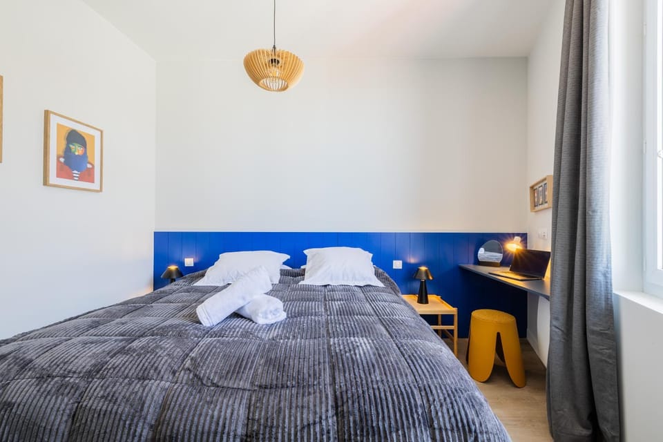 Bed, Photo of the whole room, Bedroom, towels
