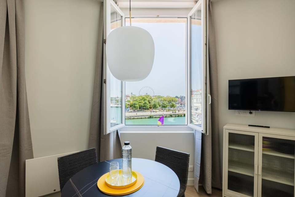 View (from property/room), Living room, Seating area, Dining area, Sea view