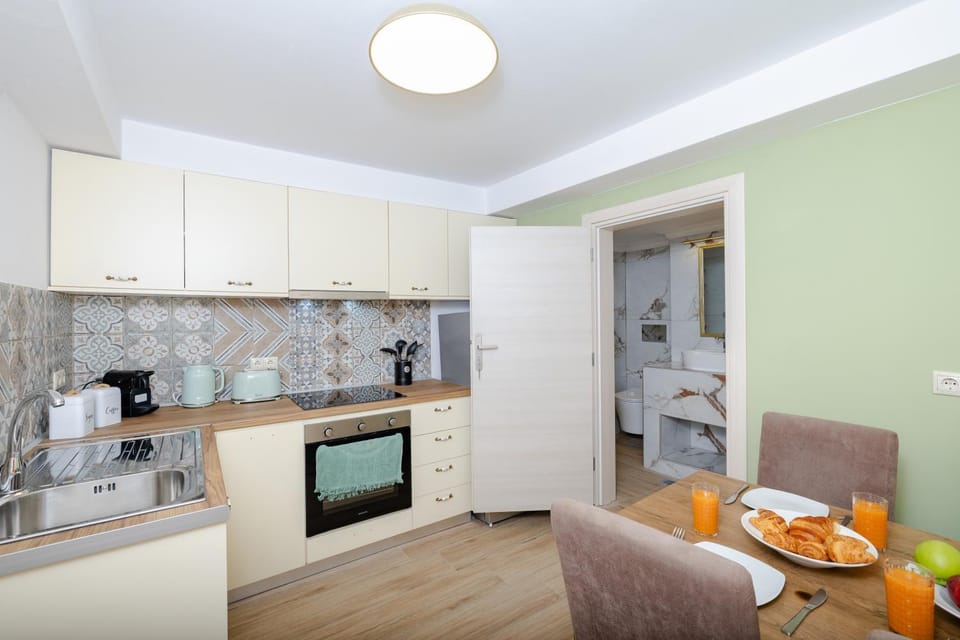 Coffee/tea facilities, Kitchen or kitchenette, Dining area, oven, stove