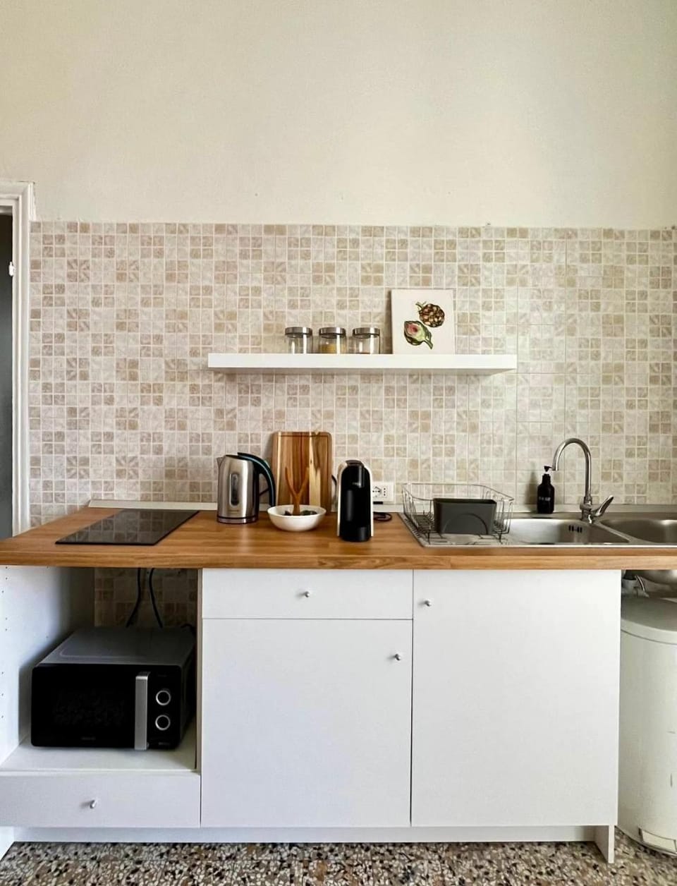 Coffee/tea facilities, Kitchen or kitchenette, stove